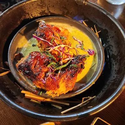스리랑카식 탄두리 마살라 치킨 (코코넛 커리 곁들임)