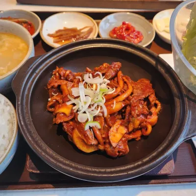매콤 돼지 두루치기 + 보쌈 정식